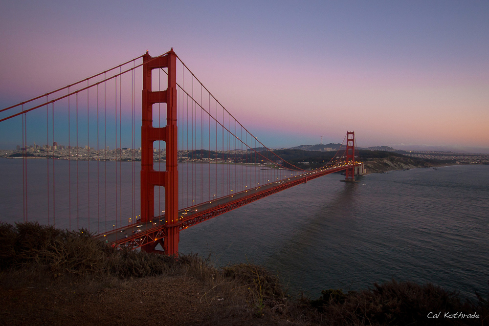 Golden Gate bridge at dusk.
